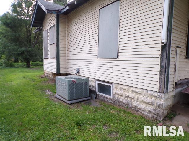 1010 S Ohio Ave, Davenport, IA 52802 - photo 2