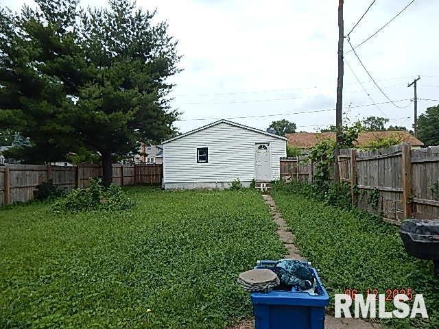 708 3rd St, Buffalo, IA 52728 - fenced backyard featuring an outdoor structure