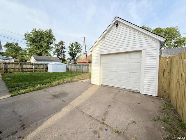 1820 13th St, Rock Island, IL 61201 - detached garage with driveway