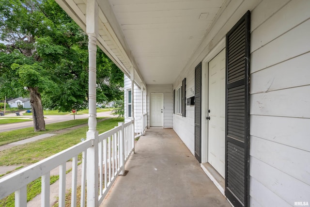 320 16th Ave N, Clinton, IA 52732 - view of covered porch