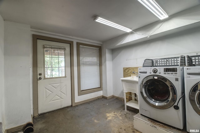 828 10th Ave, Fulton, IL 61252 - laundry room featuring washing machine and clothes dryer and baseboards