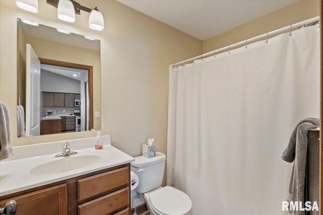 6234 Mississippi Ave, Davenport, IA 52807 - full bath featuring vanity and a shower with curtain