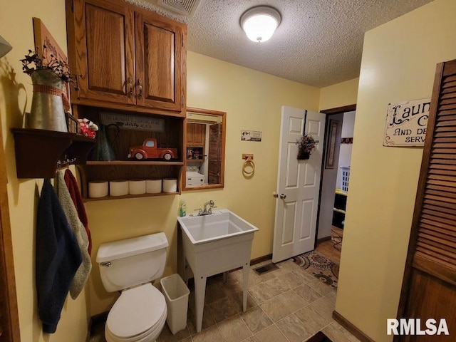 313 Double C Farm Ln, Dongola, IL 62964 - bathroom featuring a textured ceiling and toilet