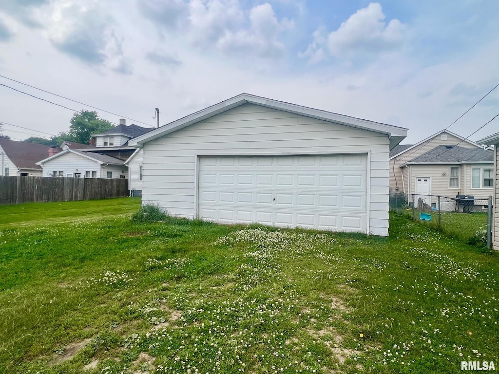 423 6th Ave N, Clinton, IA 52732 - view of detached garage