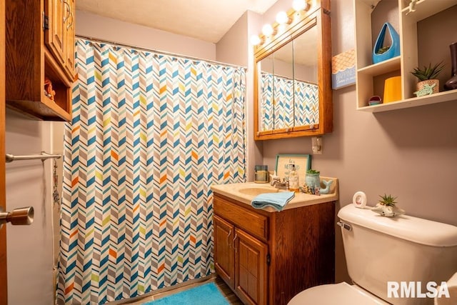 705 S Hadfield St, Marion, IL 62959 - full bathroom with vanity and a shower with shower curtain