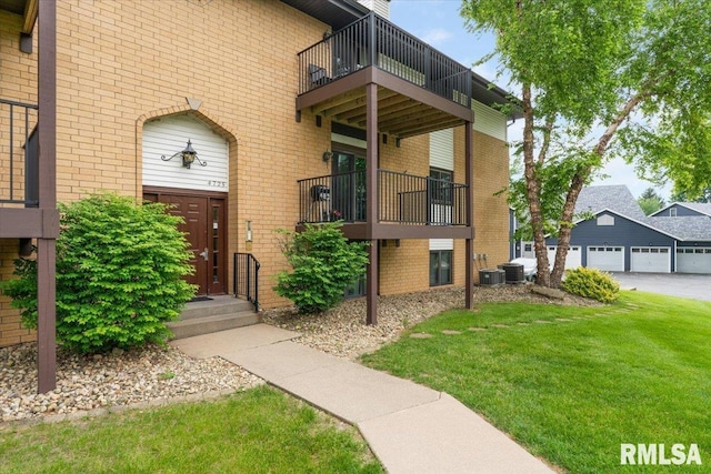 4725 Kynnelworth Dr Unit 8, Bettendorf, IA 52722 - view of property with a garage