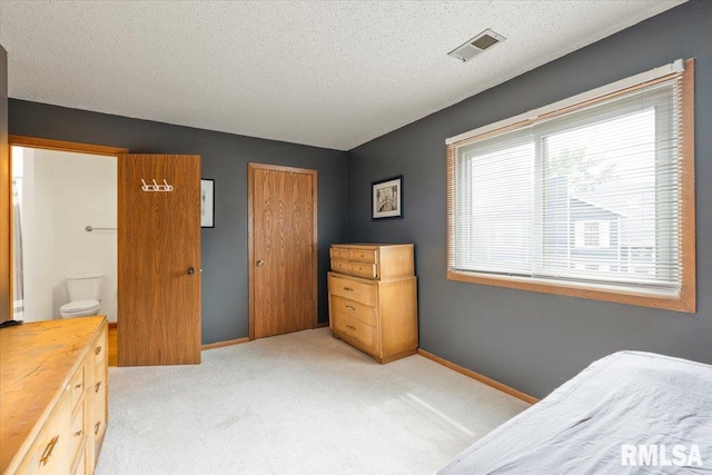 4725 Kynnelworth Dr Unit 8, Bettendorf, IA 52722 - carpeted bedroom with a closet and a textured ceiling