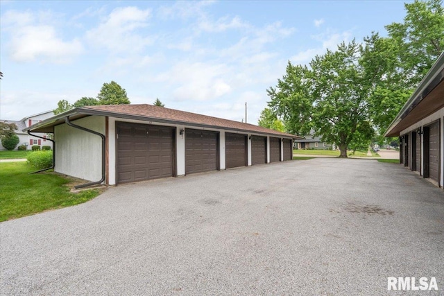 4725 Kynnelworth Dr Unit 8, Bettendorf, IA 52722 - view of garage