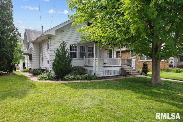 2531 5th St, Moline, IL 61265 - view of front of home with covered porch and a front yard