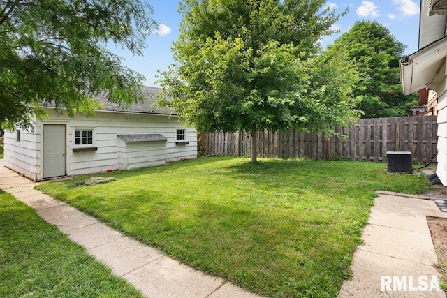 2531 5th St, Moline, IL 61265 - view of yard with an outdoor structure