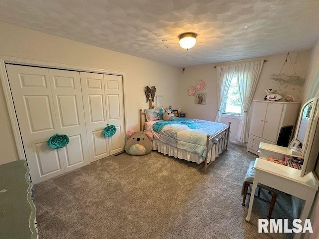 1144 Brookview Dr, De Witt, IA 52742 - bedroom with carpet floors, a closet, and a textured ceiling