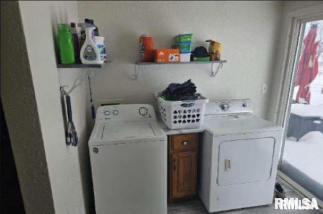 701 3rd St, Seaton, IL 61476 - laundry room featuring washer and clothes dryer