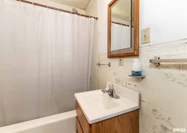 430 10th Pl, Camanche, IA 52730 - full bath featuring vanity, shower / bath combo with shower curtain, and tile walls