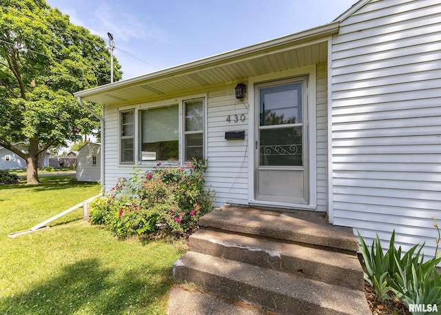 430 10th Pl, Camanche, IA 52730 - entrance to property featuring a lawn