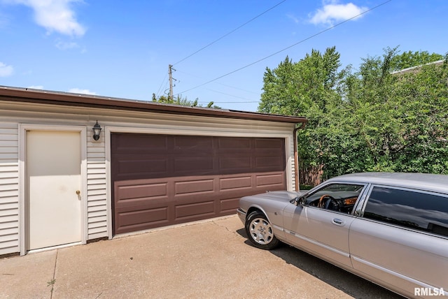 5903 36th Avenue Ct Unit 19, Moline, IL 61265 - view of garage