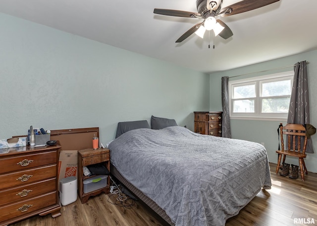 3020 Cleveland St, Clinton, IA 52732 - bedroom with wood finished floors and a ceiling fan