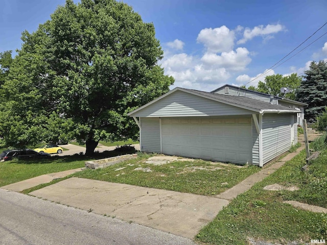 2505 Cody St, Bettendorf, IA 52722 - view of detached garage