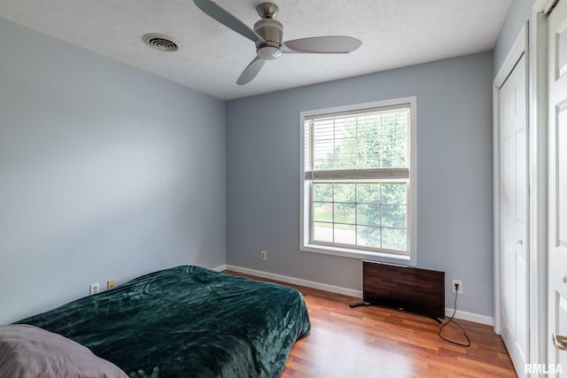 1514 E Willow Dr, Marion, IL 62959 - bedroom featuring wood finished floors, a textured ceiling, and a ceiling fan