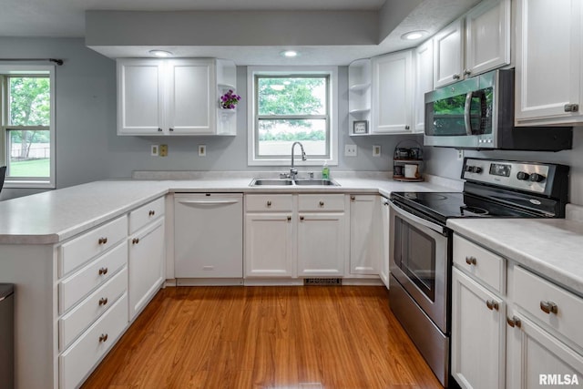 1514 E Willow Dr, Marion, IL 62959 - kitchen featuring appliances with stainless steel finishes, light wood-style floors, healthy amount of natural light, a peninsula, and recessed lighting