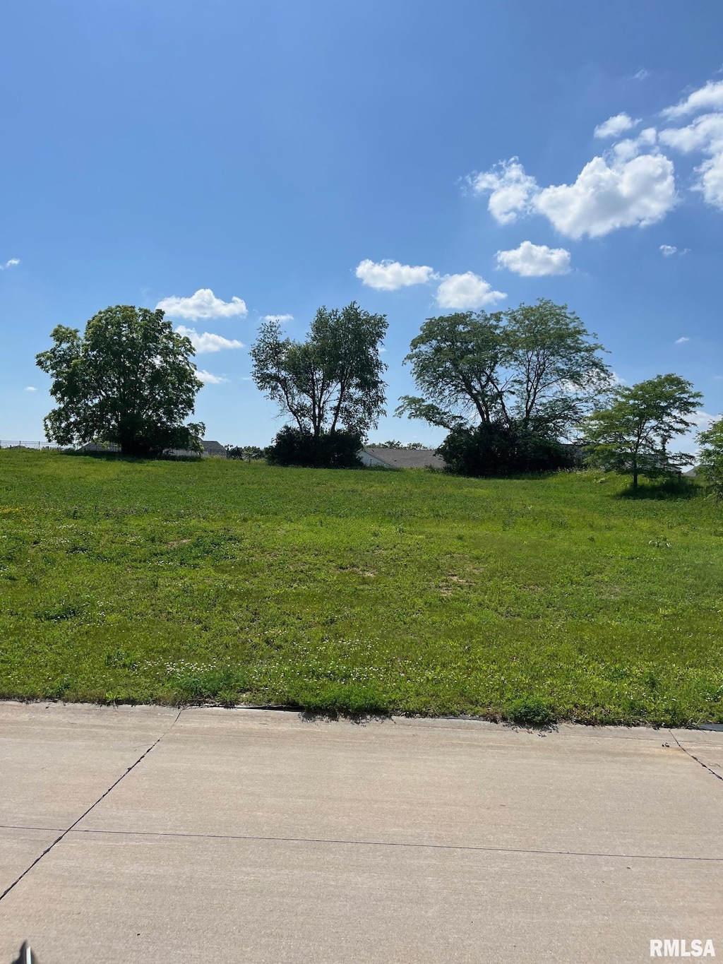 5088 Woody Creek Ln, Bettendorf, IA 52722