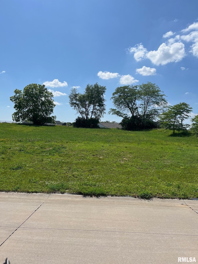 5088 Woody Creek Ln, Bettendorf, IA 52722