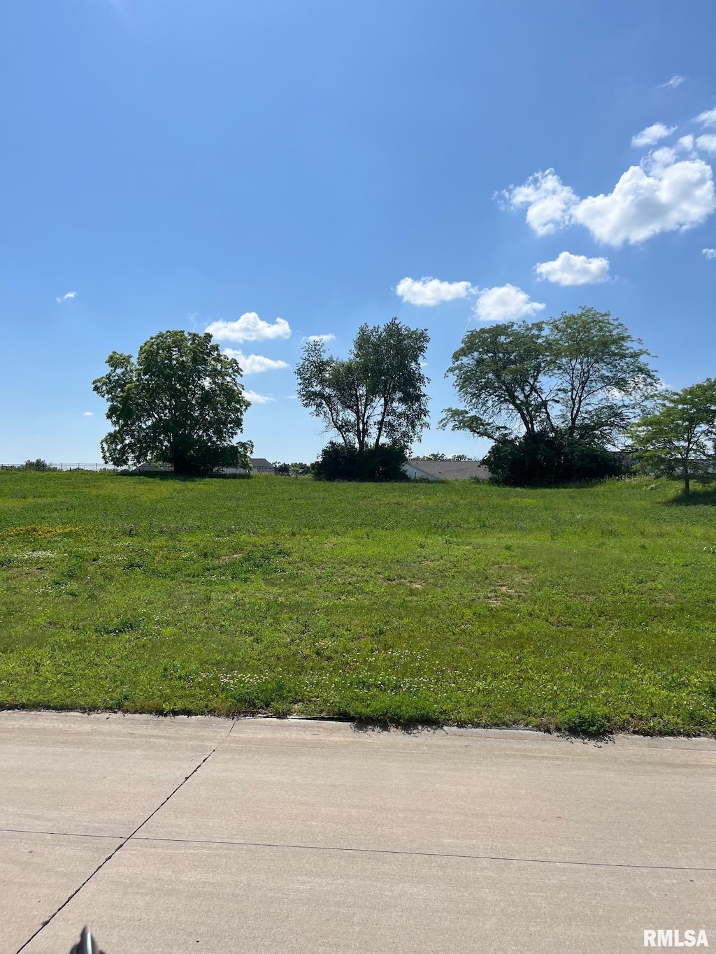 5088 Woody Creek Ln, Bettendorf, IA 52722