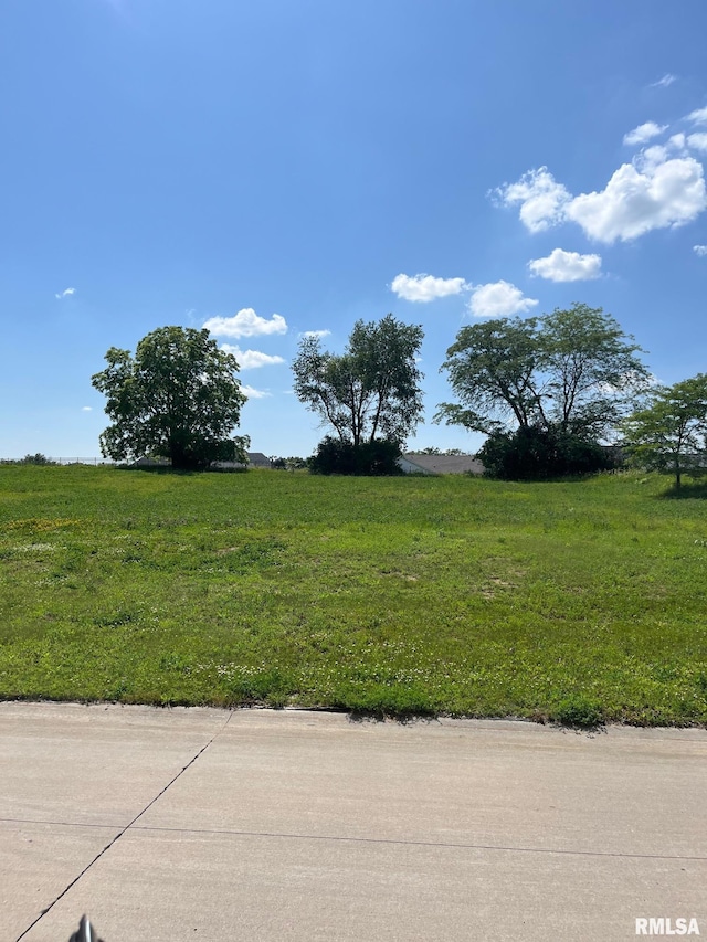 5088 Woody Creek Ln, Bettendorf, IA 52722