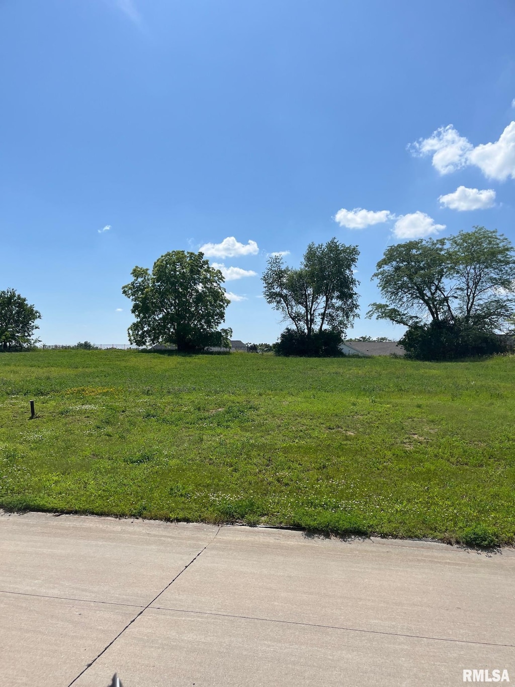 5088 Woody Creek Ln, Bettendorf, IA 52722