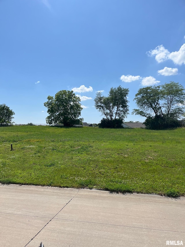 5088 Woody Creek Ln, Bettendorf, IA 52722