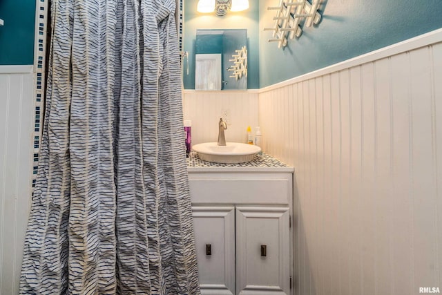 1278 Nicklaus Ln, Marion, IL 62959 - bathroom with wainscoting, vanity, and a shower with shower curtain