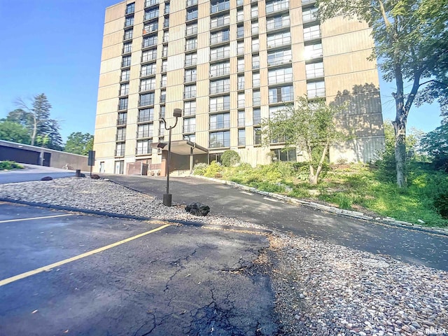 1800 7th St Unit 6D, East Moline, IL 61244 - view of apartment building / complex with uncovered parking