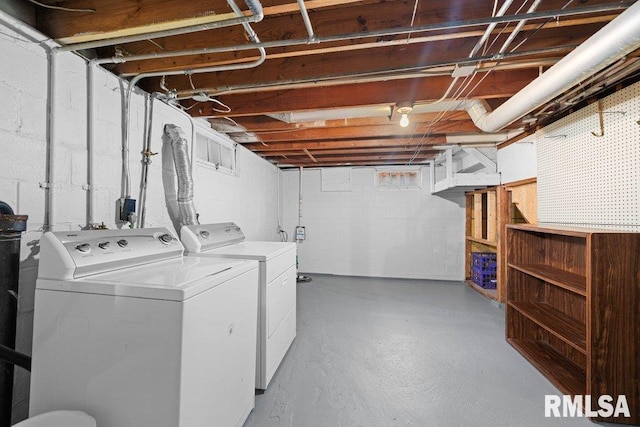 2605 Pacific St, Davenport, IA 52804 - laundry room featuring independent washer and dryer
