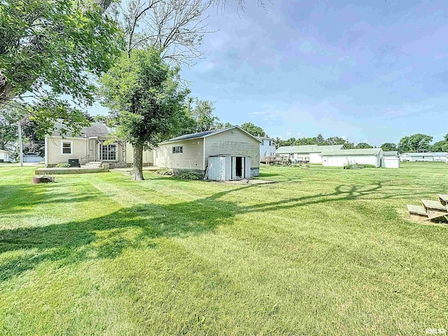 409 E Pearl St, Geneseo, IL 61254 - view of green lawn with an outdoor structure