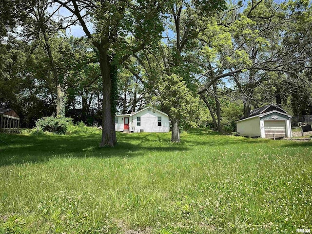 1415 45th Ave, Rock Island, IL 61201 - view of yard featuring an outdoor structure and view of wooded area