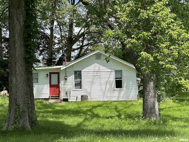 1415 45th Ave, Rock Island, IL 61201 - view of front of home with entry steps and a front yard