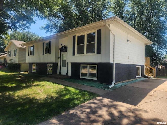 1811 Valley Dr, Davenport, IA 52806 - raised ranch with brick siding and a front lawn