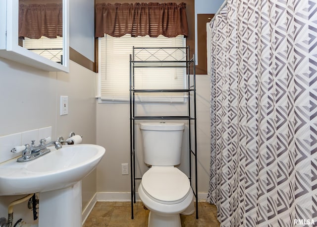 1035 14th Ave S, Clinton, IA 52732 - bathroom featuring toilet and a shower with curtain