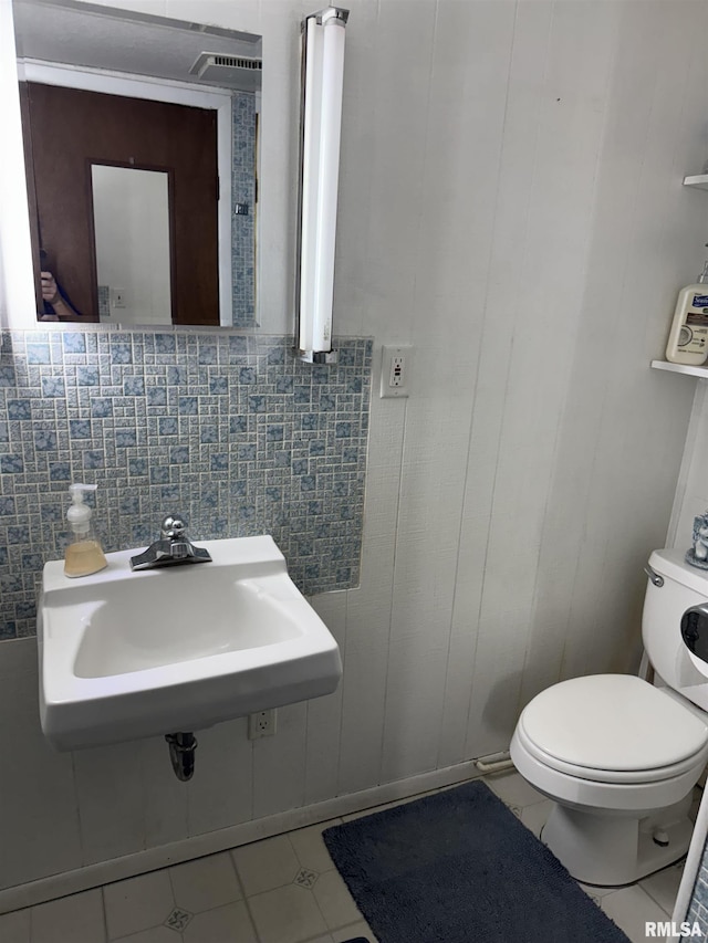 101 E 6th St, Sherrard, IL 61281 - half bath with tile patterned floors and backsplash