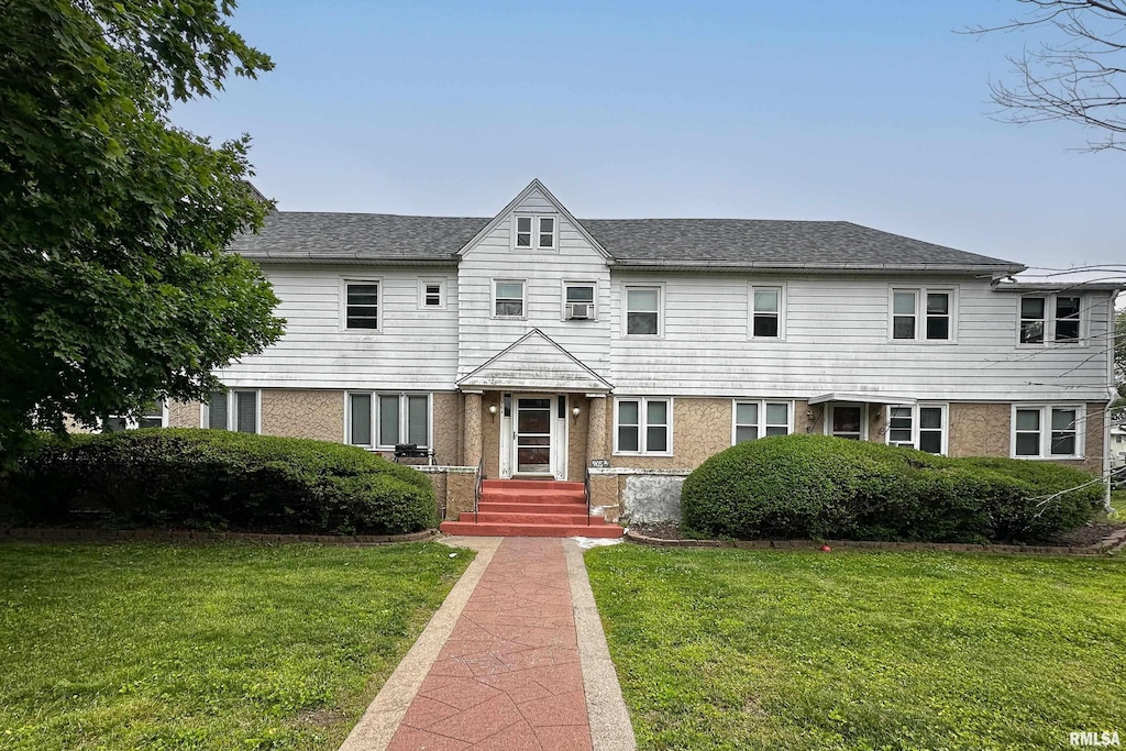 905 S 5th Ave, Clinton, IA 52732 - multi unit property featuring a front yard, brick siding, and a shingled roof