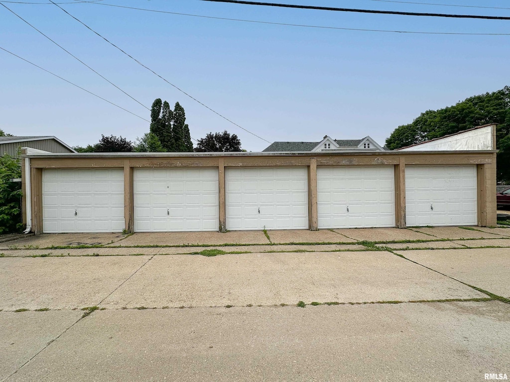 905 S 5th Ave, Clinton, IA 52732 - view of garage