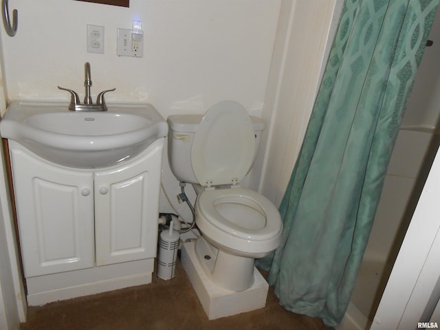 636 3rd St, Buffalo, IA 52728 - full bathroom featuring curtained shower and vanity