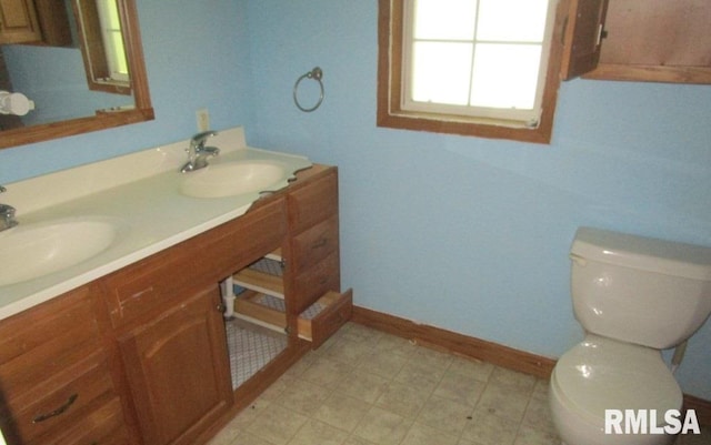 504 N College Ave, Aledo, IL 61231 - bathroom with toilet and double vanity