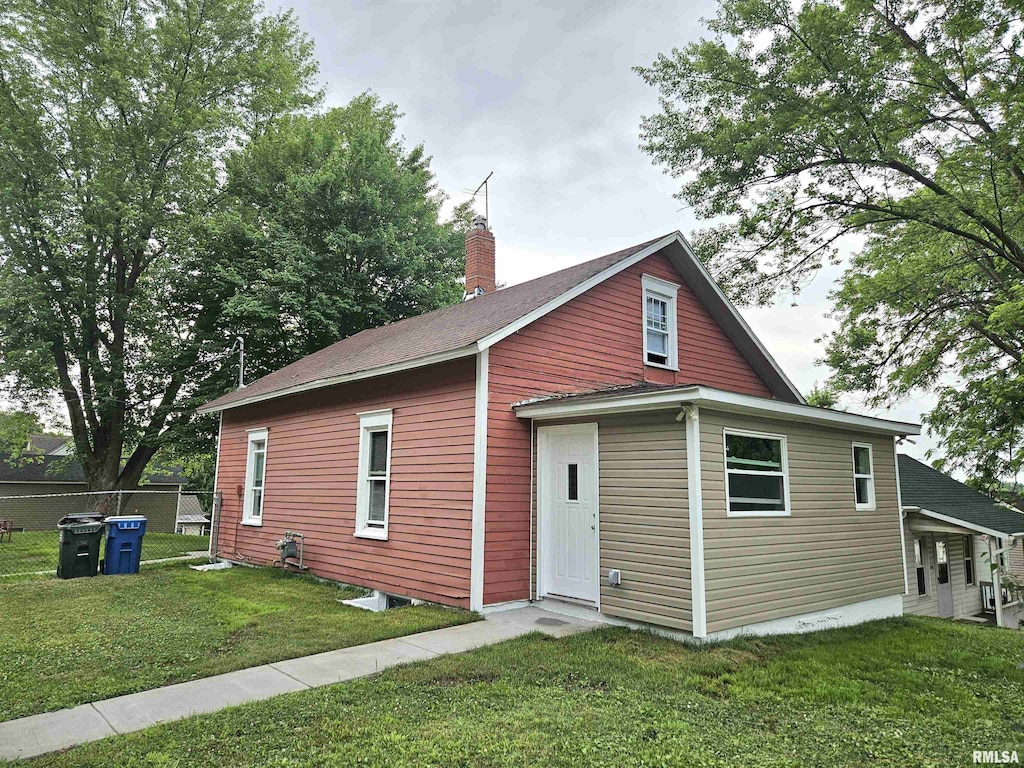 100 Pond St, Muscatine, IA 52761 - bungalow-style home with a chimney