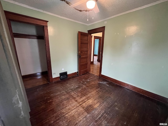 421 W 17th St, Davenport, IA 52803 - unfurnished bedroom featuring wood-type flooring, a textured ceiling, a closet, a ceiling fan, and ornamental molding