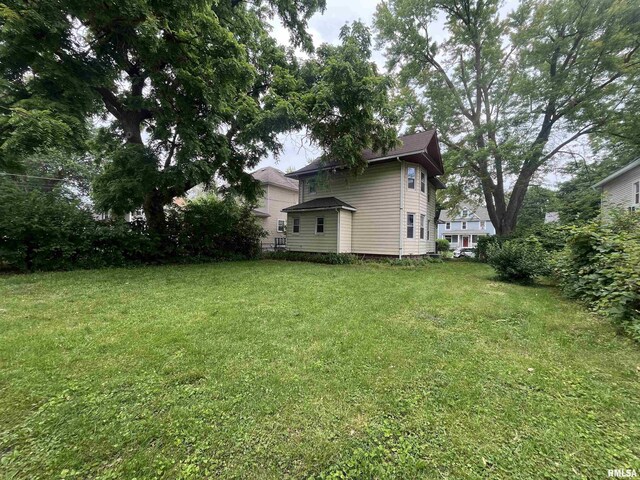 421 W 17th St, Davenport, IA 52803 - view of green lawn