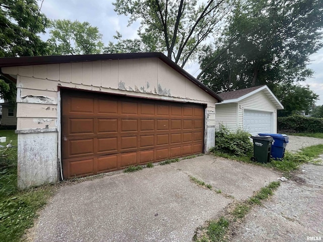 421 W 17th St, Davenport, IA 52803 - view of detached garage
