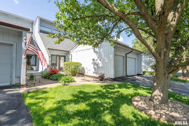 493 44th Avenue Ct, East Moline, IL 61244 - view of front facade featuring a front yard and a shingled roof