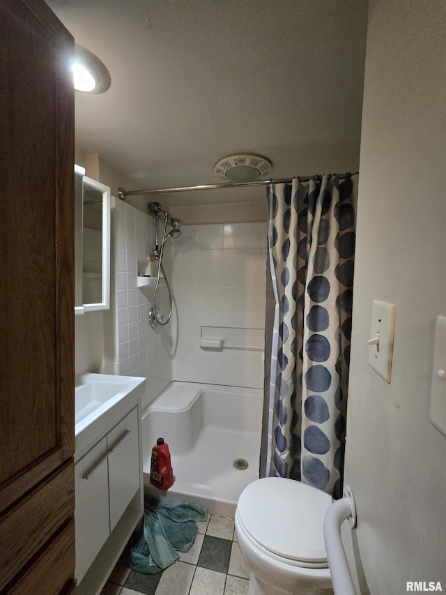 1429 Monroe St, Quincy, IL 62301 - bathroom featuring vanity, a shower with shower curtain, and tile patterned flooring