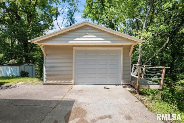 3040 Oak Street Ct, Bettendorf, IA 52722 - detached garage with asphalt driveway