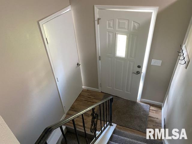 2616 W 56th St, Davenport, IA 52806 - entrance foyer with wood finished floors